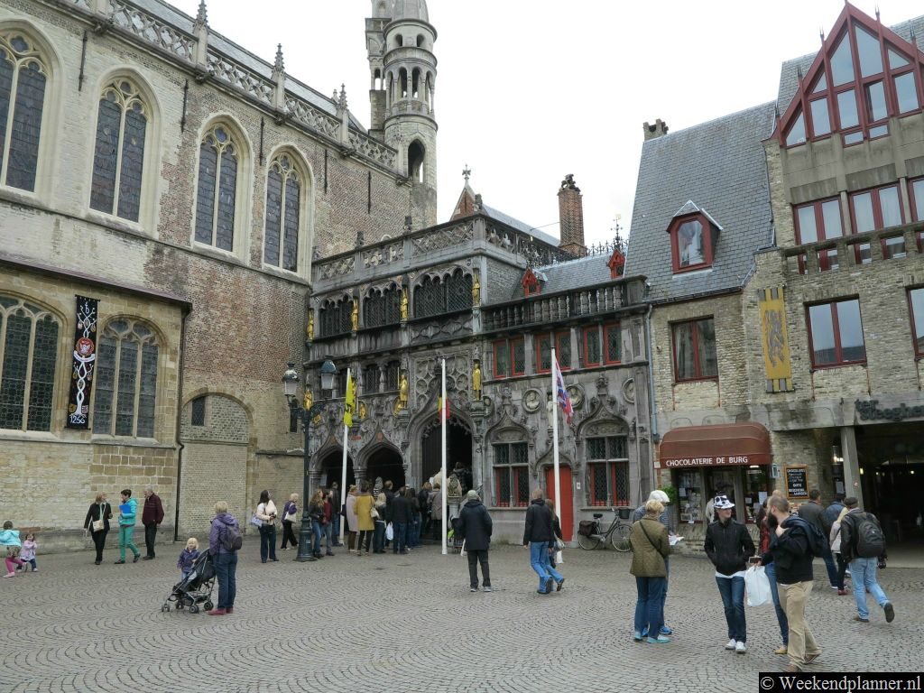 De Heilige Bloedkapel en het 14de-eeuwse stadhuis op het plein de Burg. Het plein ligt maar een paar minuten lopen van de Grote Markt. Tips:  De attracties van Brugge.